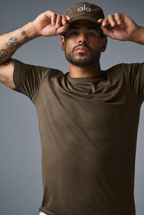 alo Men's Conquer Reform Crewneck Short Sleeve - Espresso
