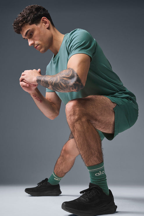 alo Men's Conquer Reform Crewneck Short Sleeve - Winter Ivy