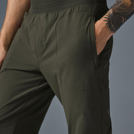 alo Men's Co-Op Pant - Stealth Green