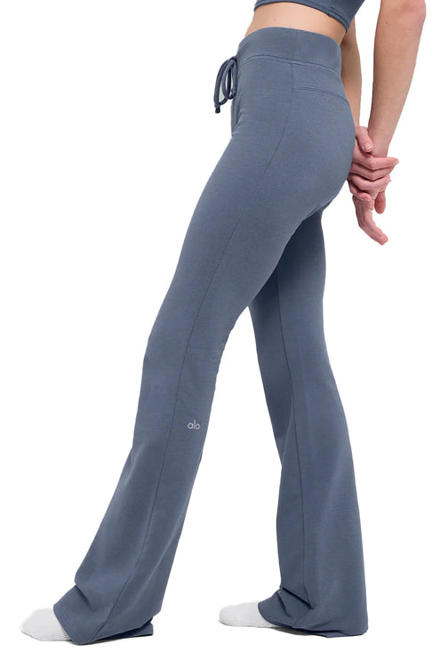 alo Women's Sway Bootcut Sweatpant Bluestone - Hemen Kargoda