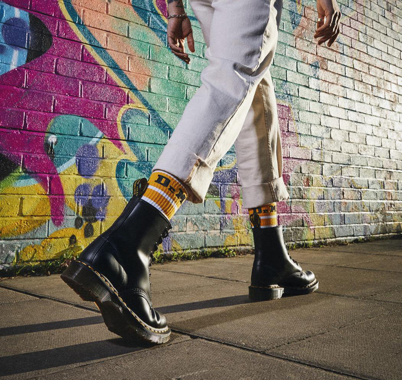 Dr. Martens Unisex 1460 Smooth Leather Lace Up Boots Black - Hemen Kargoda