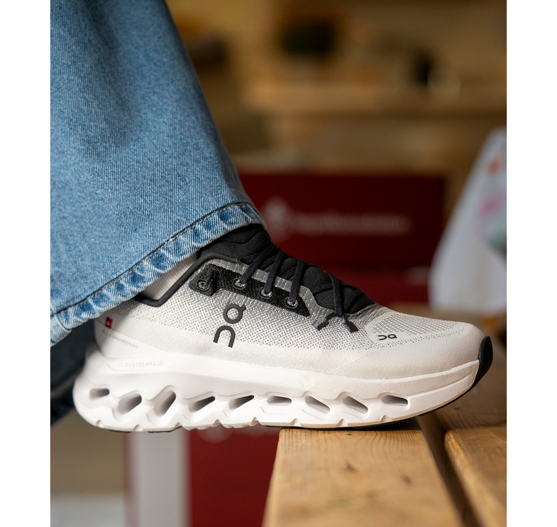 ON Women's Cloudtilt Black/Ivory